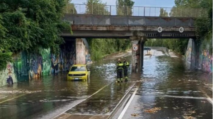 Güclü külək ağacları yollara və avtomobillərin üzərinə aşırıb - FOTO