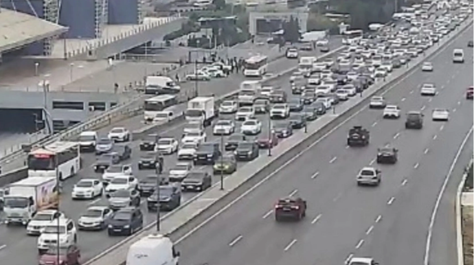 На каких улицах Баку 8 октября наблюдаются транспортные заторы? 