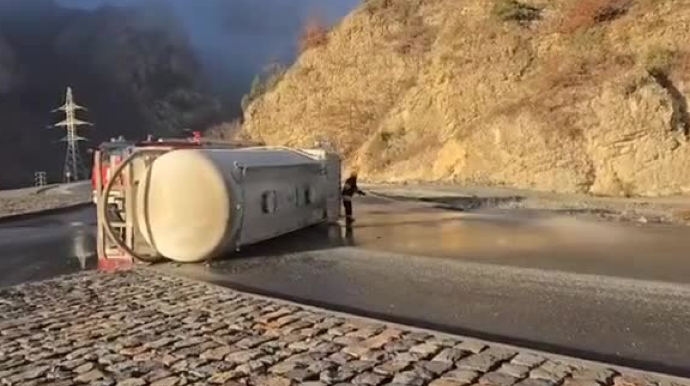 Biləsuvarda yanacaqla dolu yük maşını aşdı 