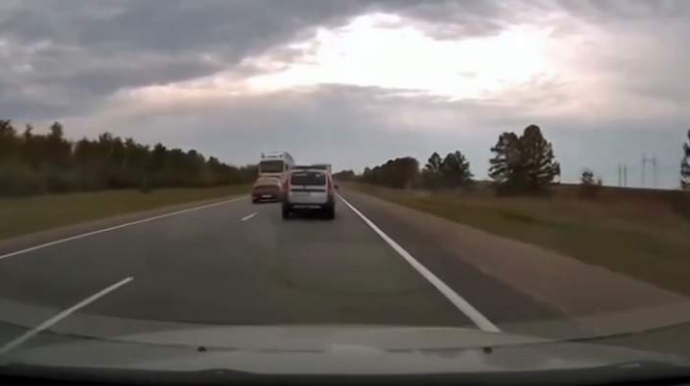 Sükan arxasında yuxulayan gənc “KİA”nı yük maşınına çırpdı; 3 ölü, 1 yaralı - VİDEO 