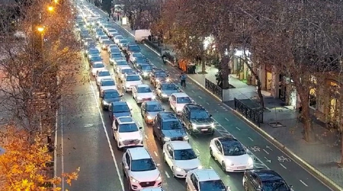 Bakıda 20 istiqamətdə tıxac müşahidə olunur – SİYAHI 