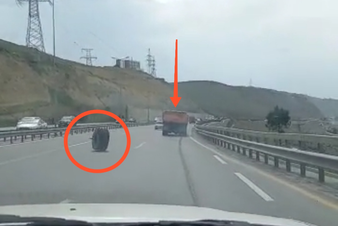 Bakıda hərəkətdə olan "Kamaz"ın təkərləri yerindən çıxdı - ŞOK VİDEO