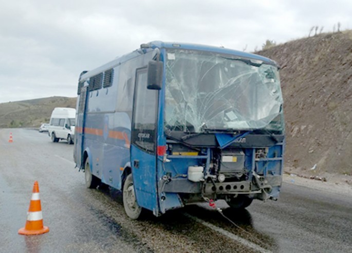 Həbsxana avtobusu aşdı: 10 yaralı - VİDEO