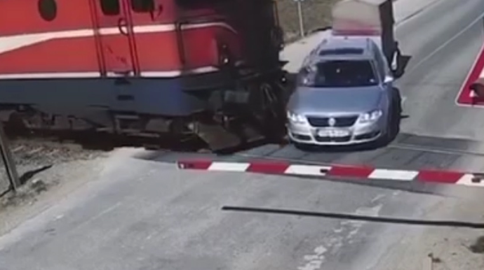 Qatarın altında qalan sürücü həyatla “sağollaşdı”  - VİDEO