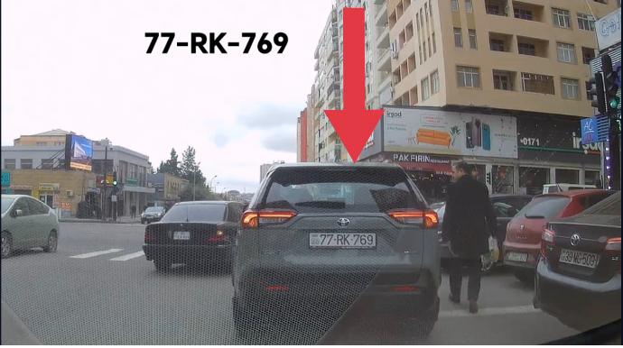 Maşını yolun ortasında saxlayan xanım sürücüdən ağlasığmaz hərəkətlər - VİDEO