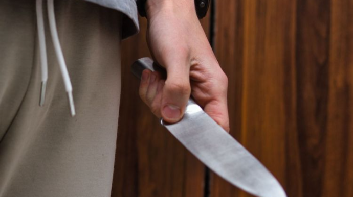 Anası işdən çıxarılan yeniyetmə bıçaq və qumbaralarla məktəbə hücum etdi