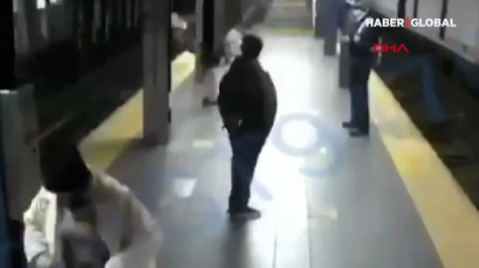 Hərəkətdə olan qatarın altına düşən qadın sağ qaldı  - VİDEO