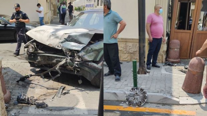 Bakıda ağır qəza: Avtomobillərdən biri dövlət idarəsinin binasına çırpıldı - FOTO 