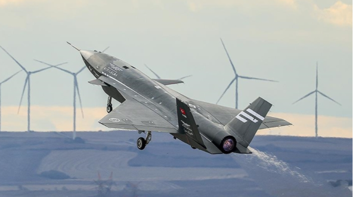 Турецкий беспилотный самолет KIZILELMA впервые уничтожил воздушную цель 