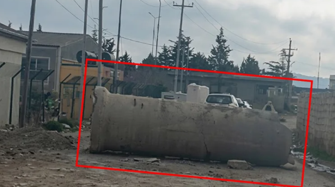 Masazırda yolu bağlayan beton maneə nə vaxt ərazidən götürüləcək? - VİDEO  - YENİLƏNİB