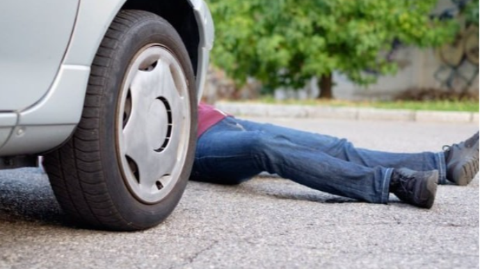 Yevlaxda piyadanı maşın vurdu