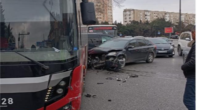 “Bakubus” avtobusu qəzaya düşdü