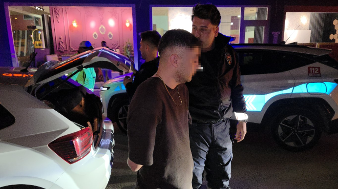 Polisdən qaçan sərxoş sürücünün maşınından 3 tapança çıxdı – FOTO - VİDEO 