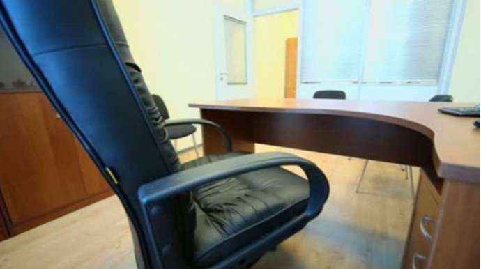 Məktəb direktoru müəllimləri şantaj edərək rüşvət yığırmış 