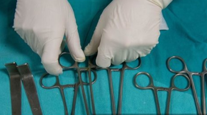 Barmağından əməliyyat olunan kişi öldü 