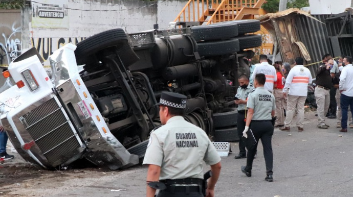 Meksikada miqrantları daşıyan yük maşını aşdı - 55 nəfər ölüb 