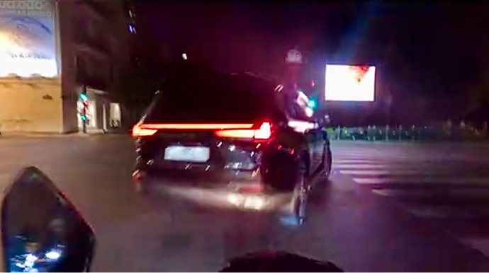 Qaydalardan bixəbər sürücü motosikletçini təhlükəyə atdı - 01-TT-011    - VİDEO