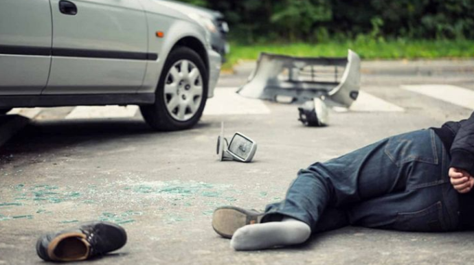 Şəmkirdə iki maşın toqquşdu - Avtomobillərdən biri yol kənarındakı piyadanı vurdu 