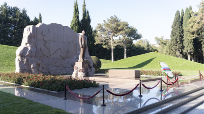 Ana Brnabiç Fəxri və Şəhidlər xiyabanlarında 