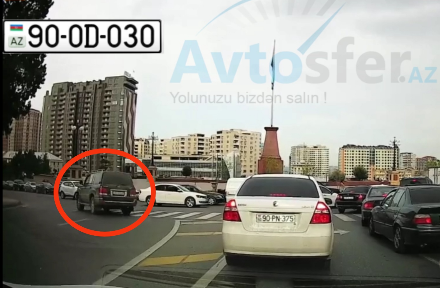 Bakının mərkəzində maşınların üzərinə "protiv" gedən sürücü  - VİDEO