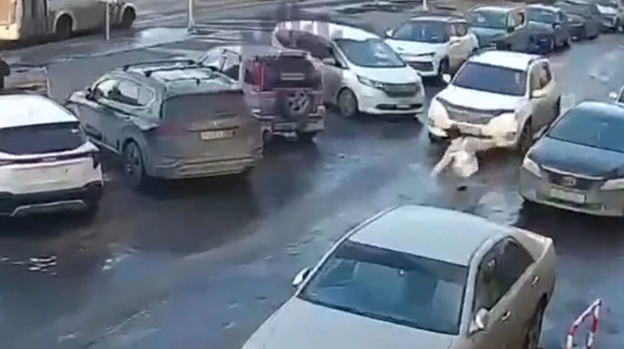 Xanım sürücü qazla tormozu səhv salıb 13 yaşlı uşağı vurdu - VİDEO 