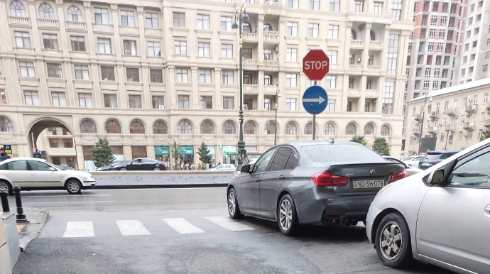 Бакинские водители перекрыли дорогу пешеходам на "зебре»"  - ФОТО