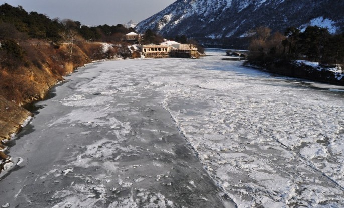 Kür çayı buz bağladı