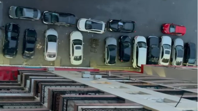 “Binamızın girişi maşınlarla bağlanıb” - VİDEO