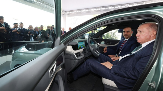 Эрдоган совершил тестовую поездку на новой модели электромобиля TOGG - ВИДЕО
