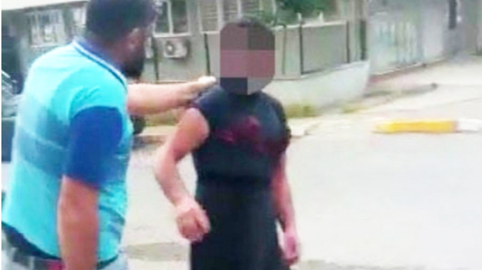 Kişiyə qadın paltarı geyindirib təhqir edənlərə bu cəza verildi 