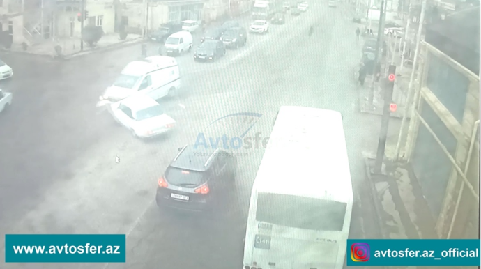 Bakıda qırmızıda keçən "Təcili yardım" belə qəza törətdi - REAL VİDEO 