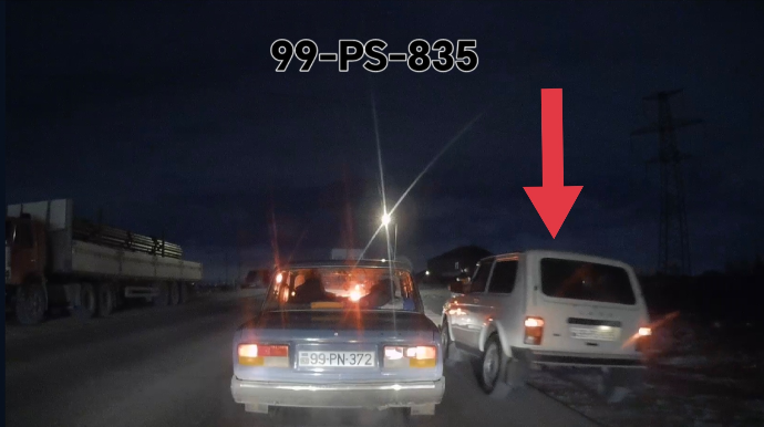 В Баку нетерпеливый водитель проехался по обочине — ВИДЕО 