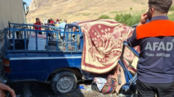 Türkiyədə iki yük maşını toqquşdu, ölənlər var 