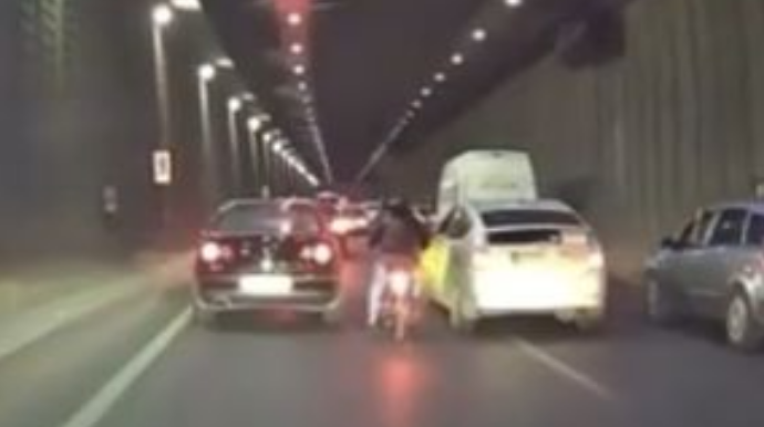 Səbirsiz moped sürücüsü iki avtomobilin arasında qaldı  - VİDEO