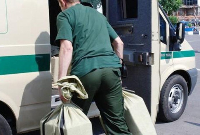 90 min manat mənimsəməkdə təqsirləndirilən inkassatorun məhkəməsi başladı