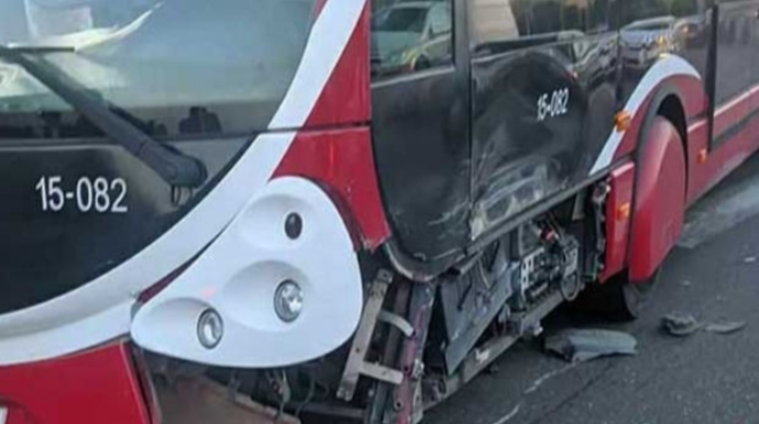 Minik avtomobili iki “Bakubus”a çırpılıdı  - FOTO