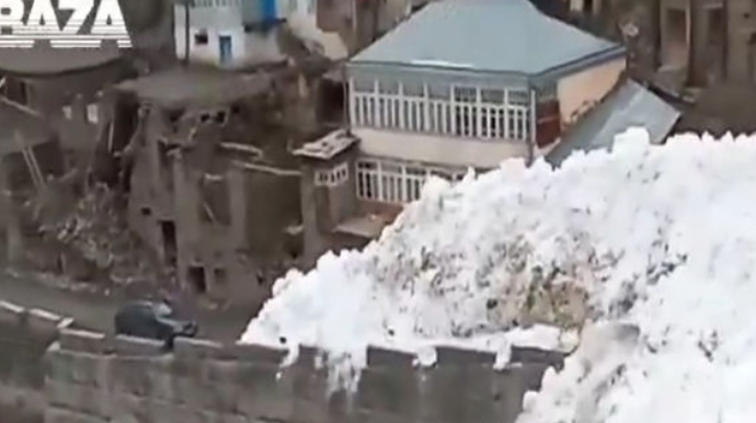В Дагестане под снежную лавину попали три автомобиля   - ВИДЕО