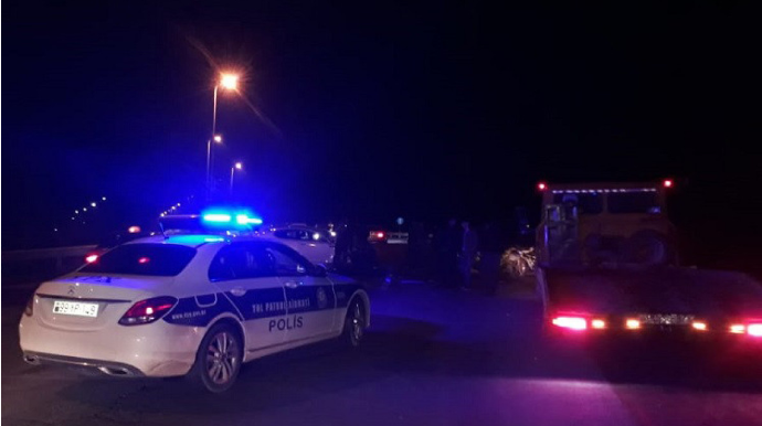 Göygöldə minik maşını aşıb