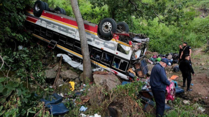 Avtobus dərəyə aşdı, 16 nəfər öldü 