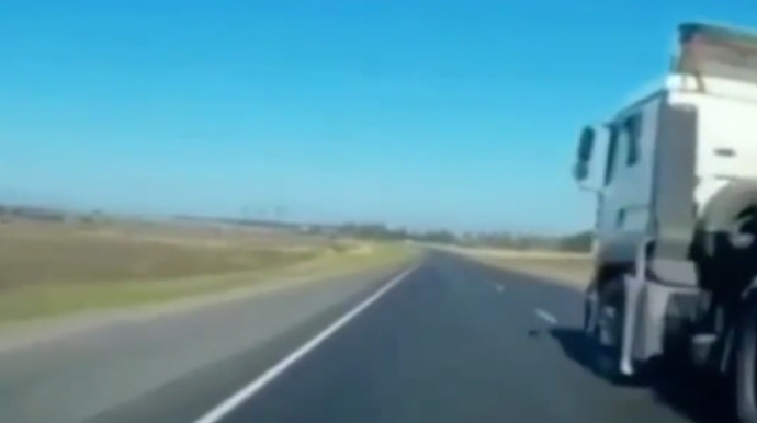 Beyin yatıb, göz açıq: Yük maşını qəzaya səbəb oldu  - VİDEO