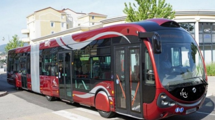 Minik maşını "BakuBus"a çırpıldı - FOTO 