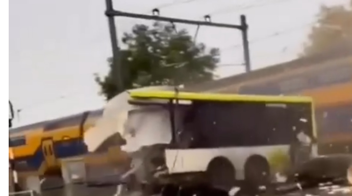 Şlaqbaumu keçən avtobusu qatar vuraraq parçaladı - VİDEO