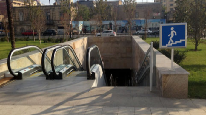 Bakının ən məşhur konsert binasının qabağında keçidin eskalatoru işləmir - VİDEO 