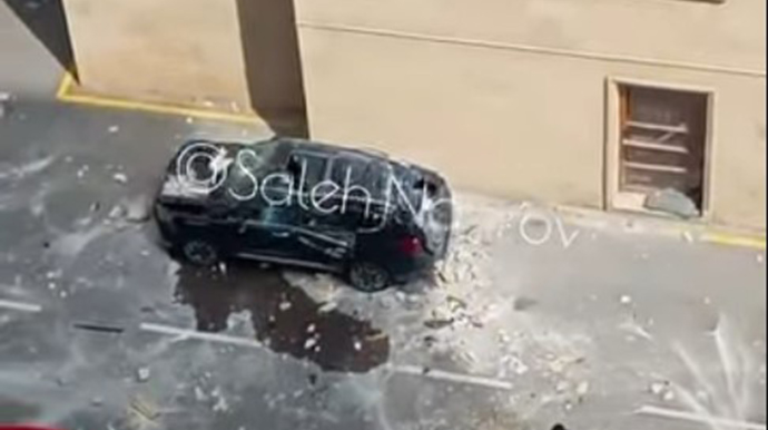 “28 May”da binanın üzlüyü maşınların üstünə töküldü - VİDEO