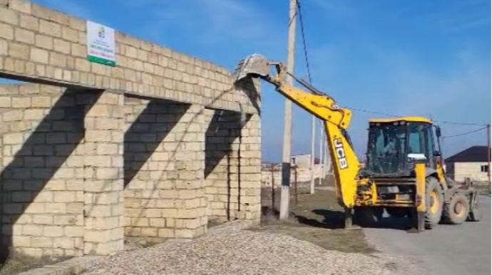 Daha bir qanunsuz tikili söküldü - VİDEO