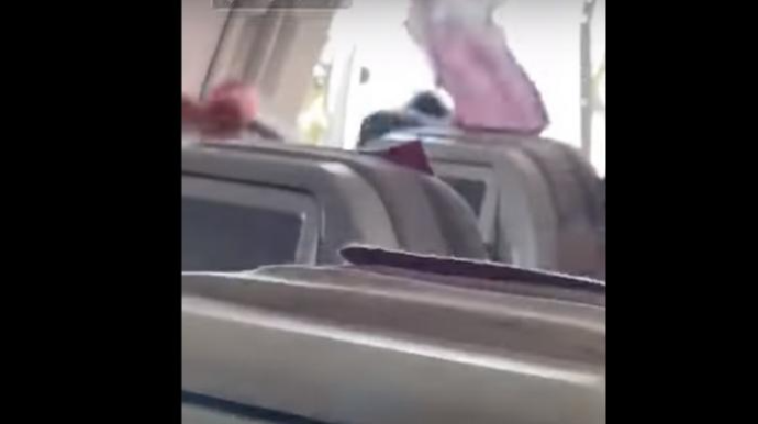 Uçuş zamanı təyyarənin qapısı açıldı - VİDEO 