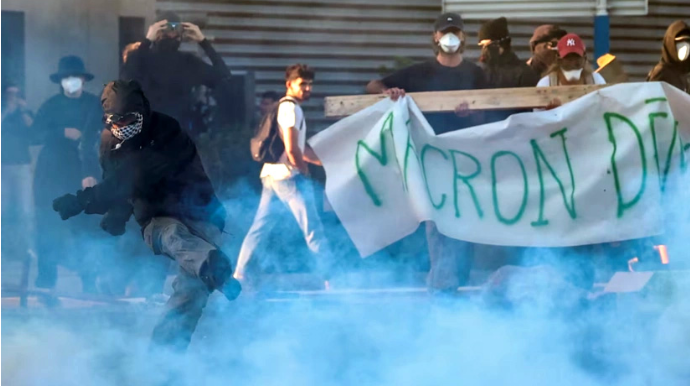 Etirazçılar magistral yolları bağlayıblar, onlarla saxlanılan var