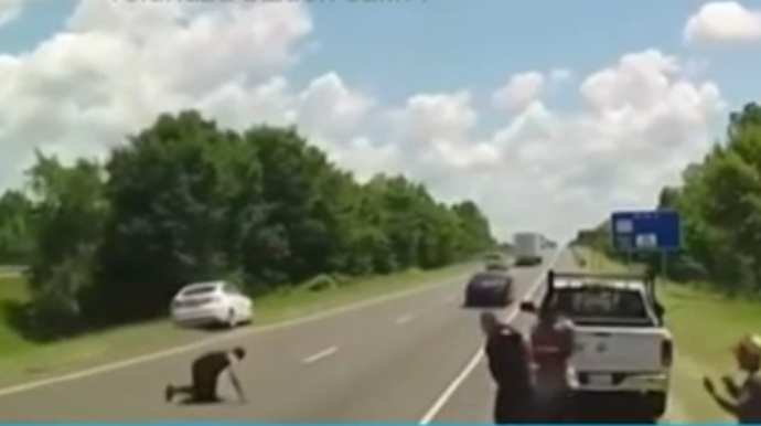 Polisdən qaçmağa çalışan gənci avtomobil vurdu - VİDEO