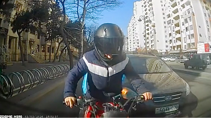 Yasamalda qəza törədən moto-kuryer hadisə yerindən qaçdı - REAL VİDEO