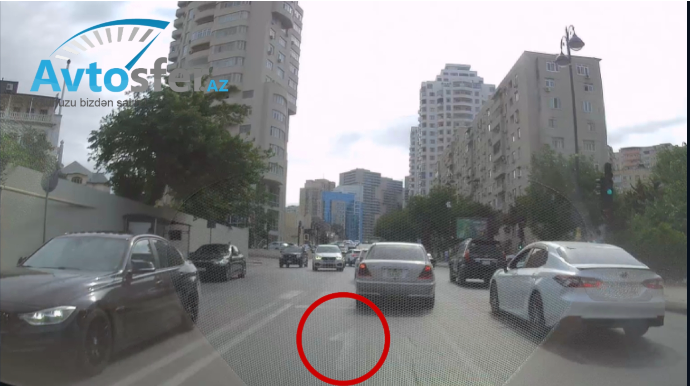 Bu yolda nişan düzünə göstərir, amma sola dönənlər cərimə oluna bilməz - VİDEO